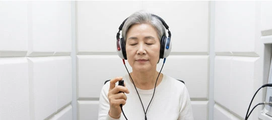 늘봄보청기-무료-청력검사-—-방음부스-헤드폰-착용-장면