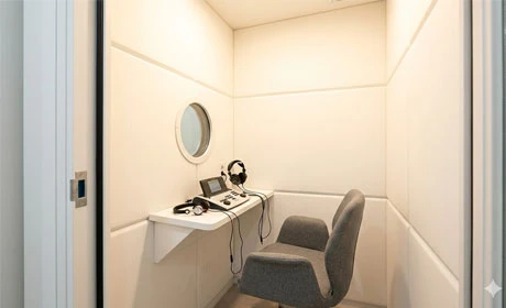 늘봄보청기-성남센터-청력검사실-—-방음부스-내부-전경