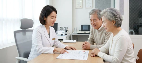 보청기-국가보조금-서류-상담-—-청능사와-어르신-상담-장면